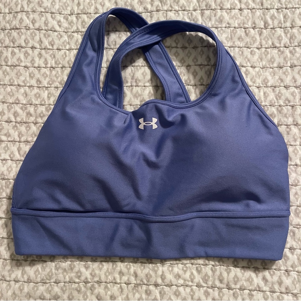 Underarmour sports bra in excellent condition. Size Large. Removable pads